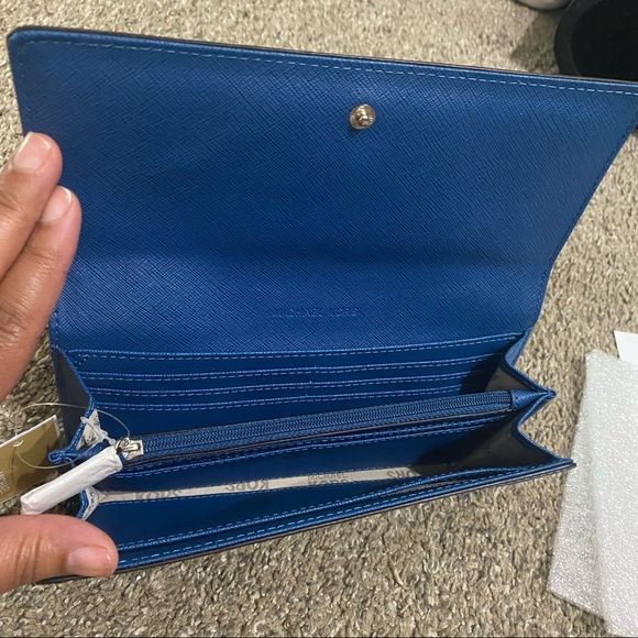 Michael Kors Carryall Leather Wallet - Picture 7 of 9